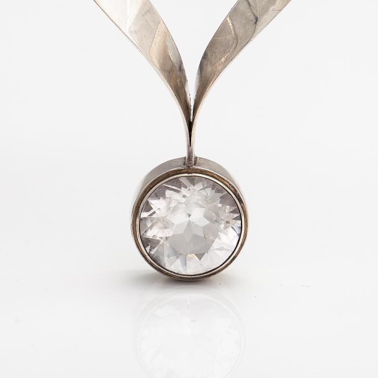 Kaulakoru, sterlinghopeaa ja vuorikristalli. Kaunis Koru, Helsinki 1972.