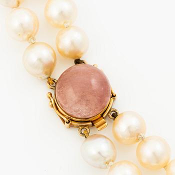 Collier tvåradigt med odlade  pärlor, lås Gustafsson Evert 18K guld med cabochonslipad rosenkvarts.