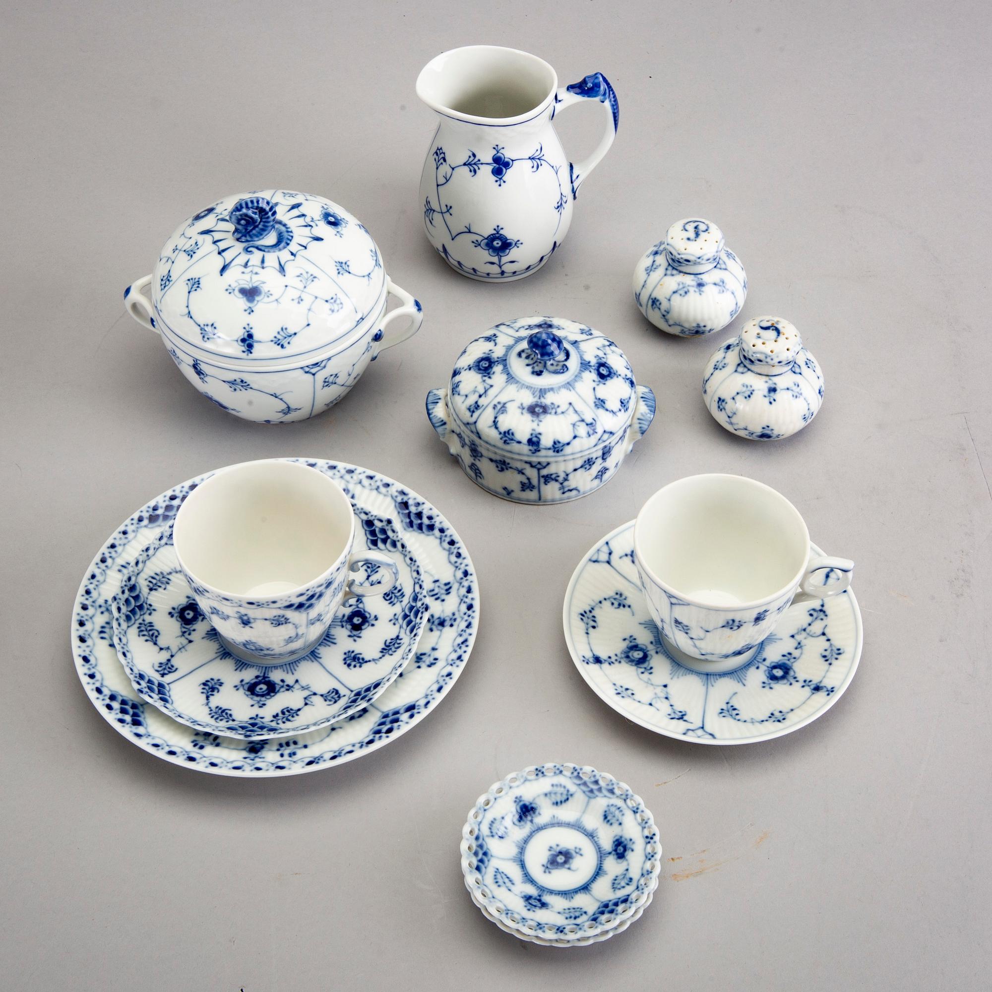 SERVIS ca 71 dlr, "Musselmalet helblonde", Royal Copenhagen Danmark 1900-talets andra hälft porslin.