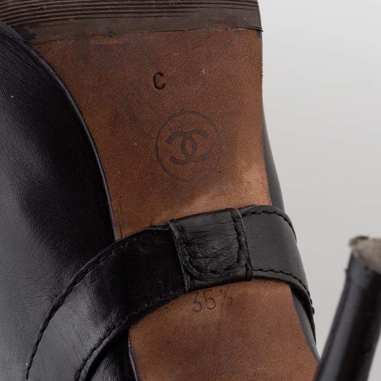 CHANEL, a pair of black leather boots, size 35,5.