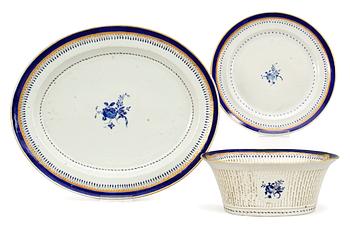 227. A blue and white basket with two plates, circa 1800 Jiaqing (1796-1820).
