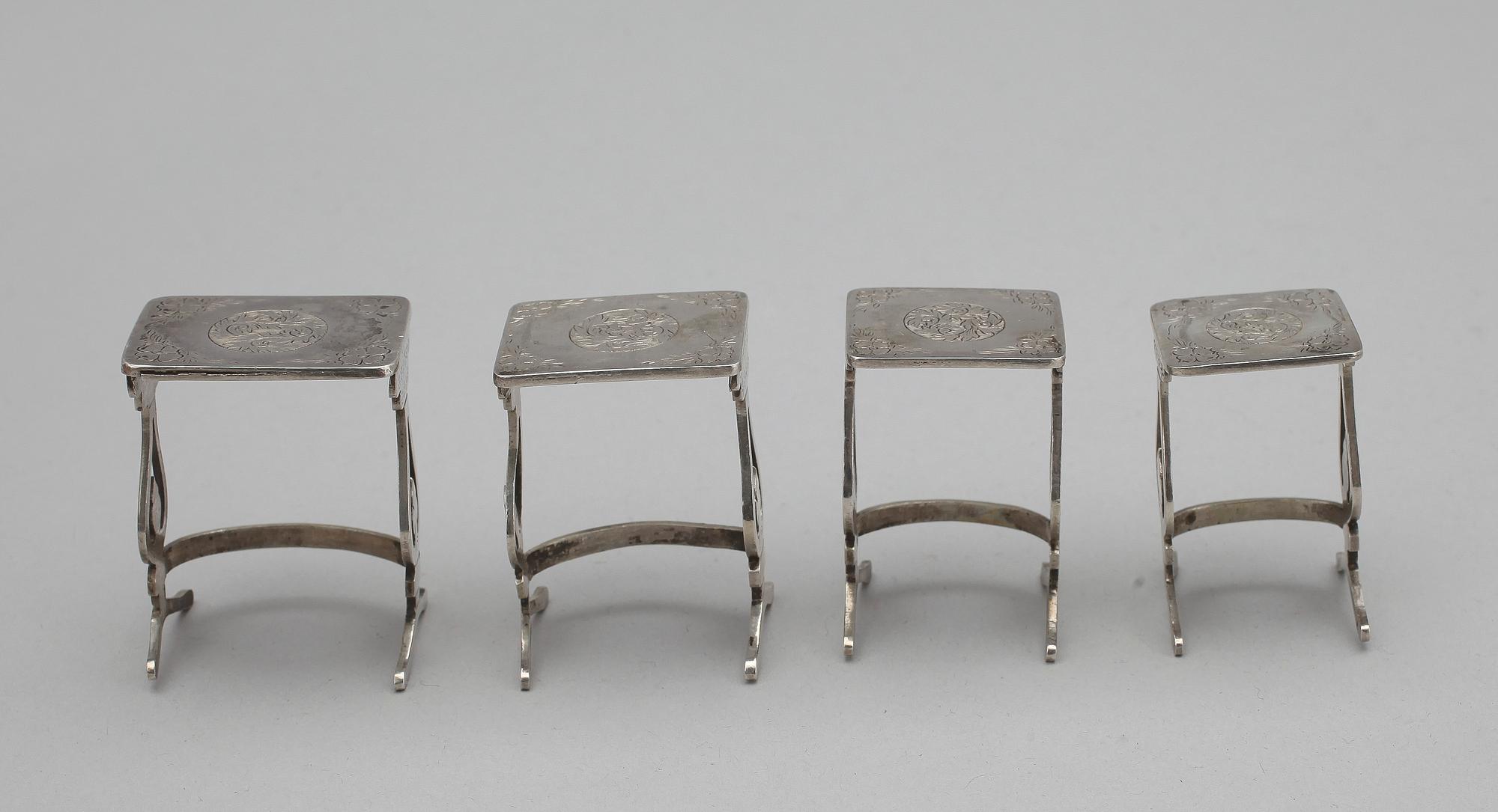 MINIATYRMÖBLER och STRYKJÄRN, 10 delar, silver, sekelskiftet 1900. Totalvikt 100 gr.