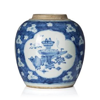 1103. A blue and white jar, Qing dynasty, 18th century.