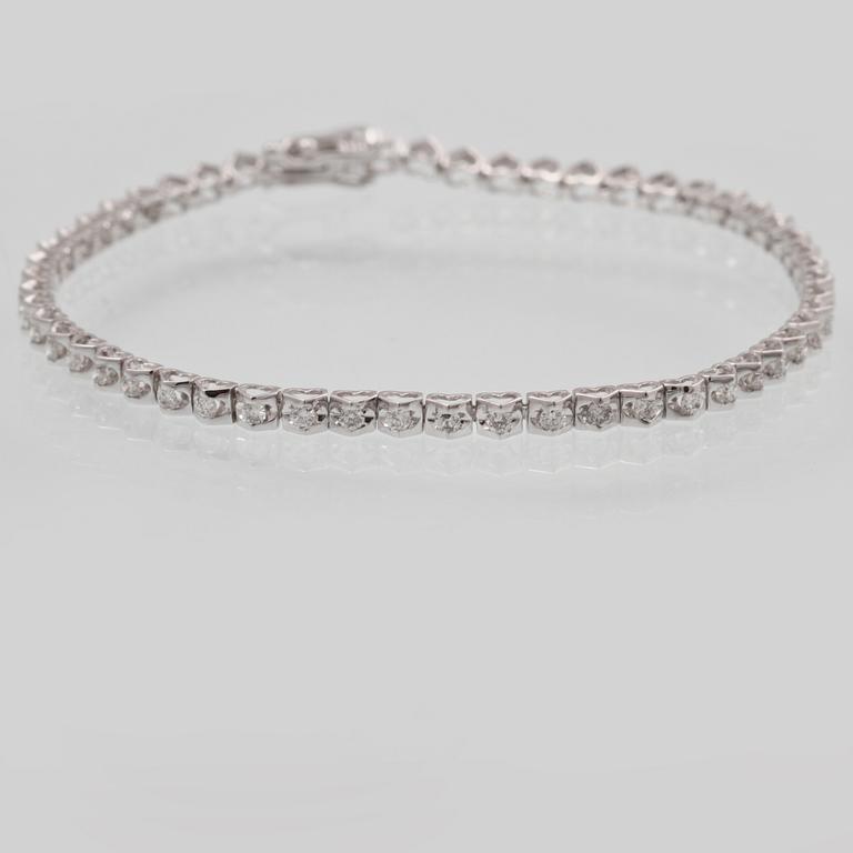 ARMBAND, 18K vitguld med 51 briljantslipade diamanter ca 0.94 ct. Vikt 4,7 gram.