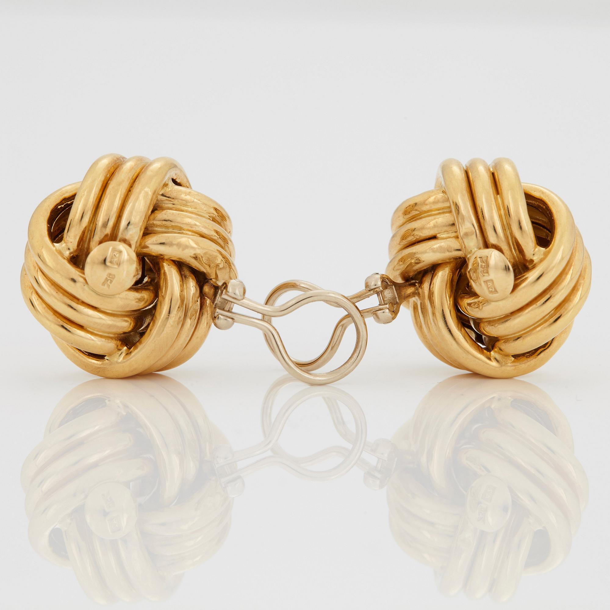 A PAIR OF EARRINGS.