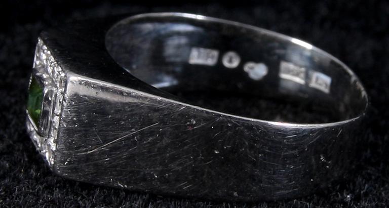 RING, vitguld, briljanter samt grön sten. Tot vikt 4 gram.