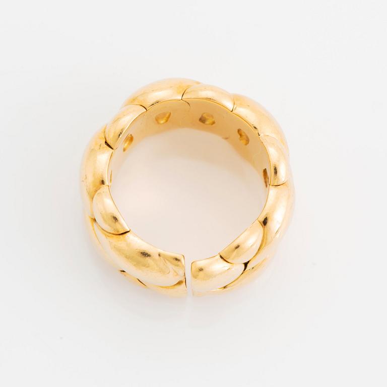 An 18K gold Chopard "Casmir" ring.