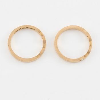 Två ringar 18K guld med runda briljantslipade diamanter.