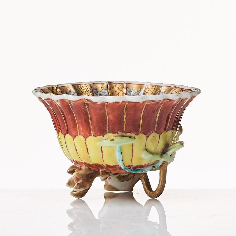 A lotus cup wiht stand and a small pot with cover, Qing dynasty, Qianlong (1736-95).