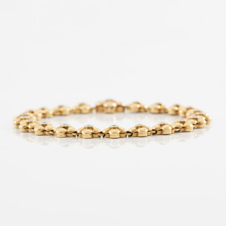 Armband, 18K guld med briljantslipade diamanter.