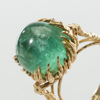 RING, 18 k guld med smaragd ca 7.00 ct. W A Bolin, Stockholm. Vikt ca 11 g.
