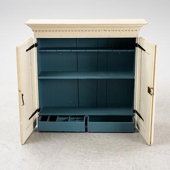 Överskåp, sengustavianskt, omkring 1800.