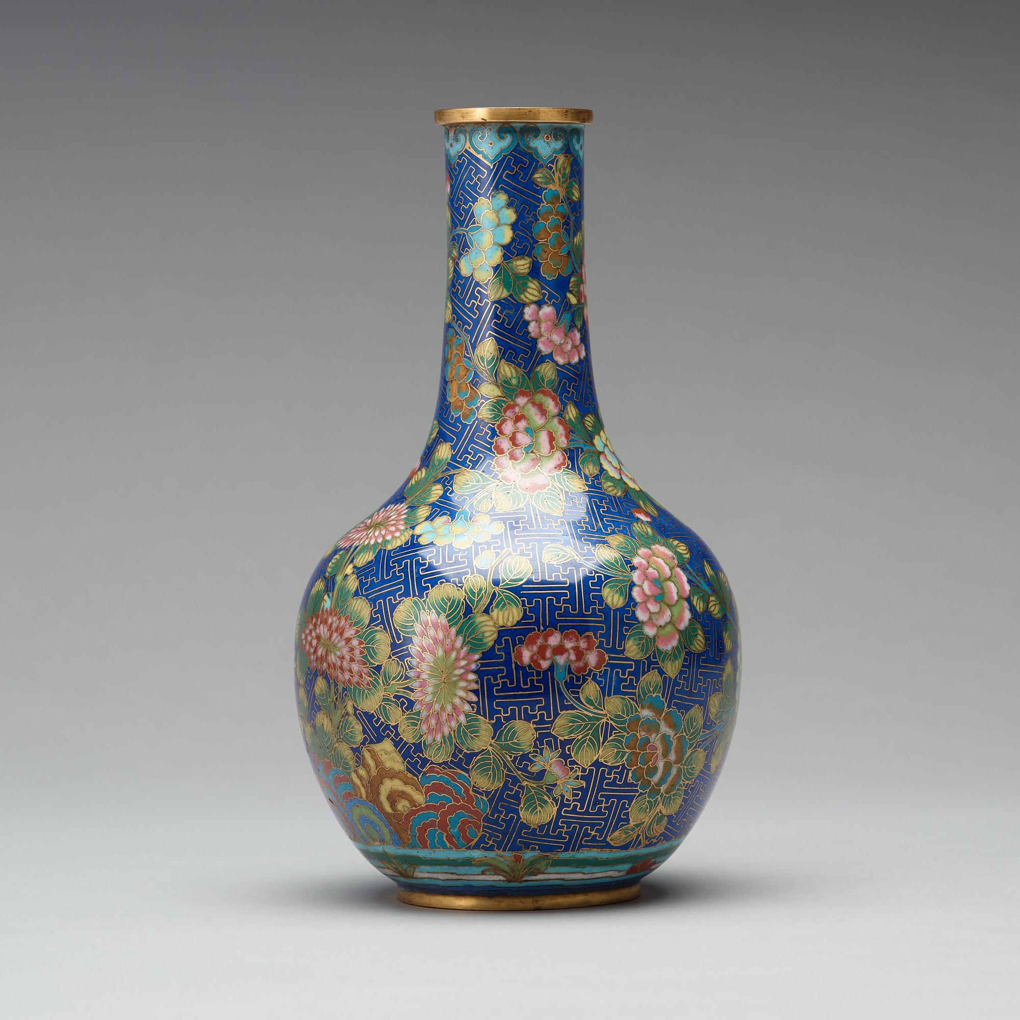 VAS, cloisonné. Qingdynastin, 1800-tal.