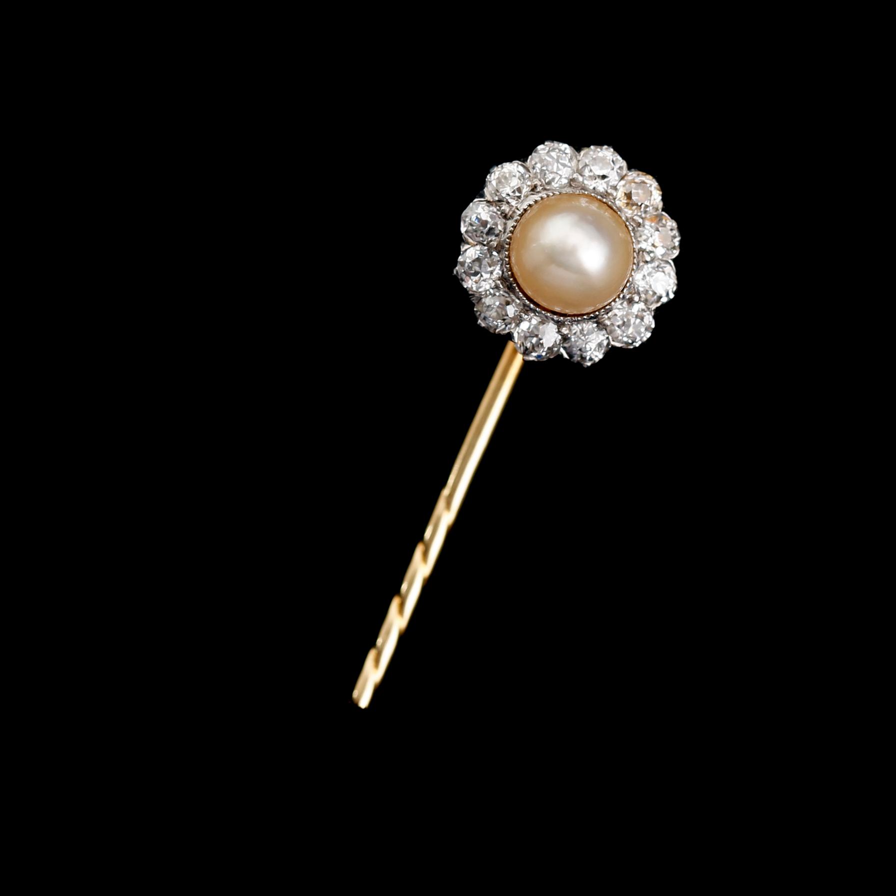 SLIPSNÅL, guld med odlad pärla och små briljanter.