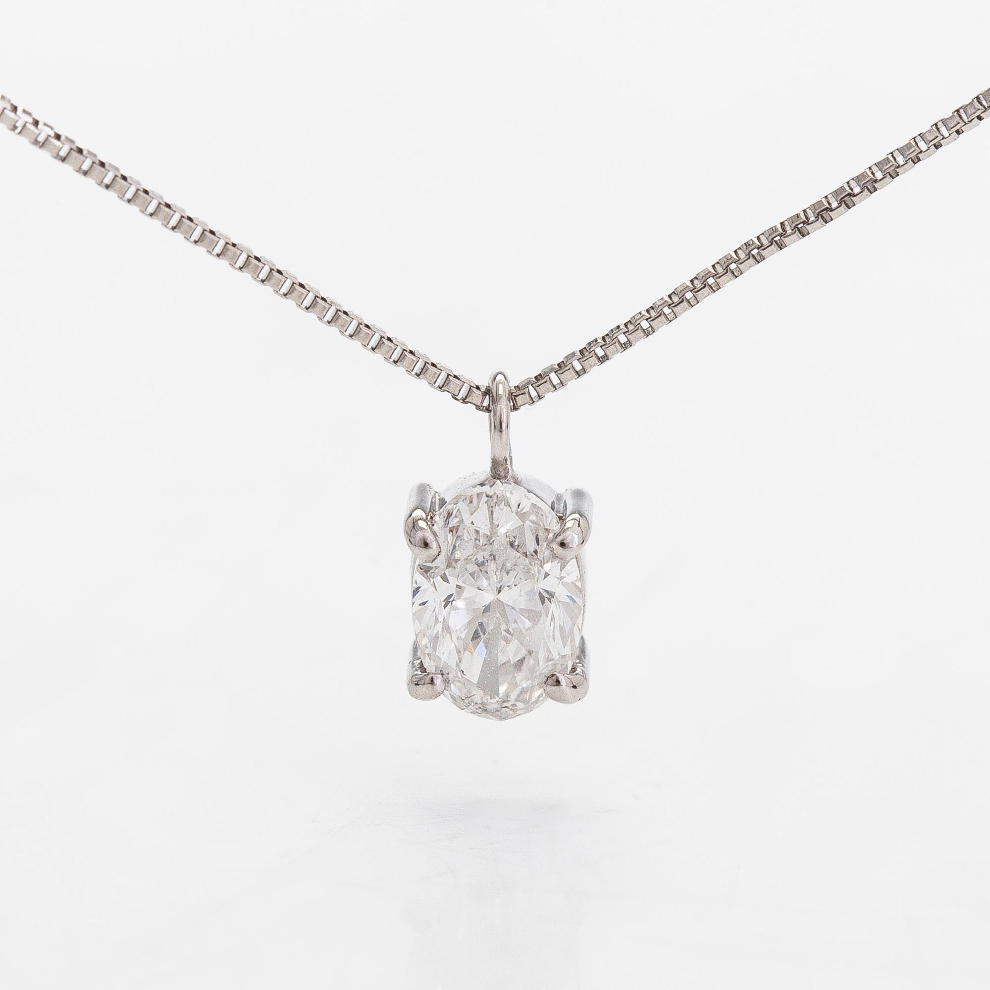 Hänge, platina med ovalslipad diamant, 0.505 ct enligt gravyr, samt kedja.