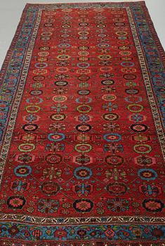 A CARPET, a semi-antique Bidjar kelly, ca 346 x 151 cm (as well as the ends have 1 and 1,5 cm flat weave).