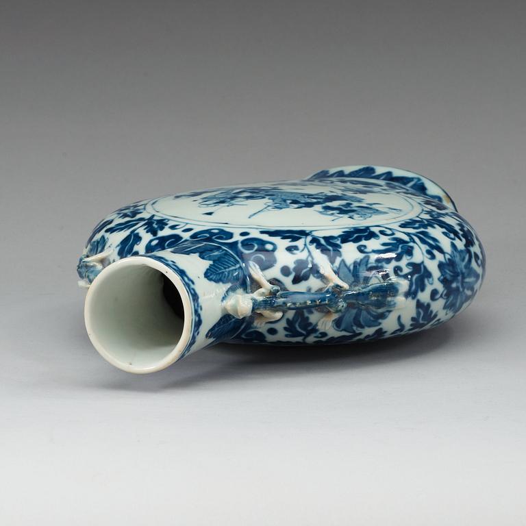A blue and white moon flask, Qing dynasty, 19th Century.
