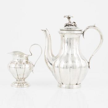 Kaffekanna, silver, Gustaf Theodor Folcker, Stockholm 1849, och gräddsnipa, Gustaf Möllenborg, Stockholm 1839. (2).