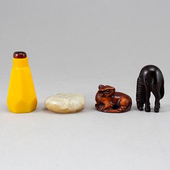 PENSELBAD, nefrit, SNUSFLASKA, glas, samt NETSUKE, två stycken. Kina och Japan, 1900-tal.