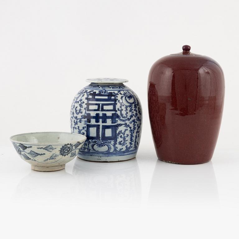 Two lidded urna, and a bowl, porcleain, China, around 1900.