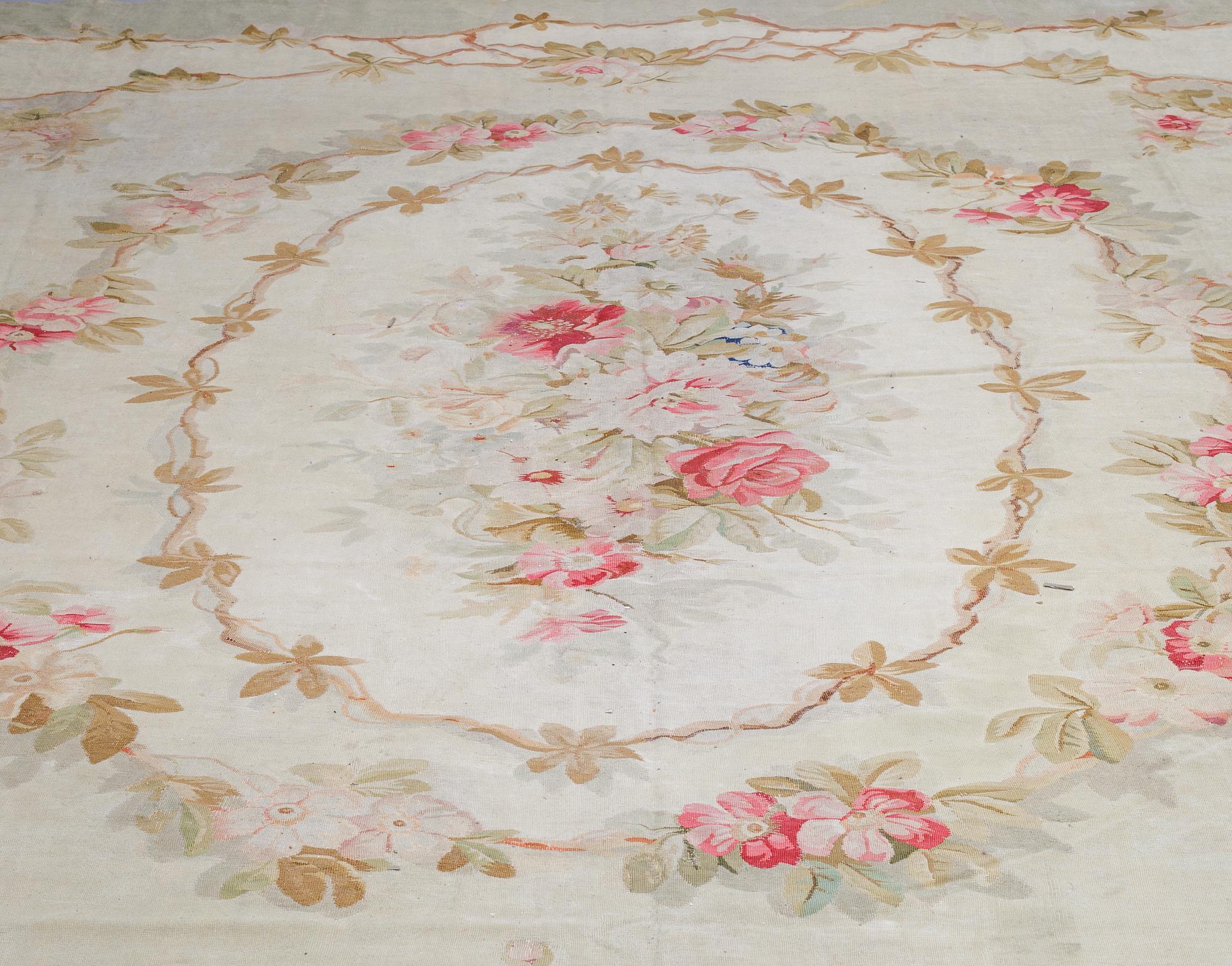 Matta, gobelängteknik, ca 385-387,5 x 391,5-404,5 cm, Aubusson, Frankrike 1800-tal.