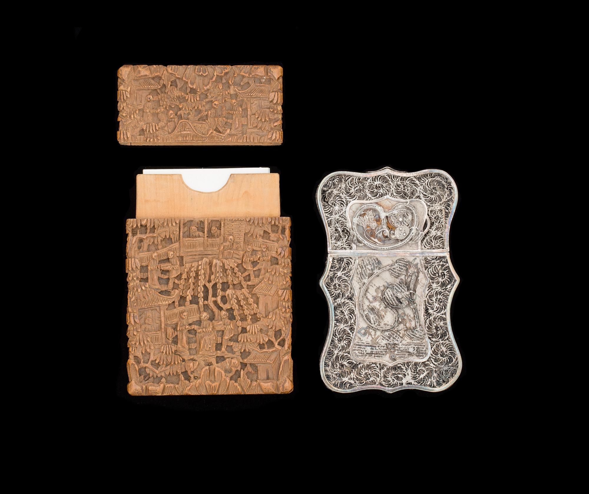 VISITKORTSHÅLLARE 2 st, bland annat  filigran. Låghaltigt silver, 1900-tal. Vikt ca 48 g.