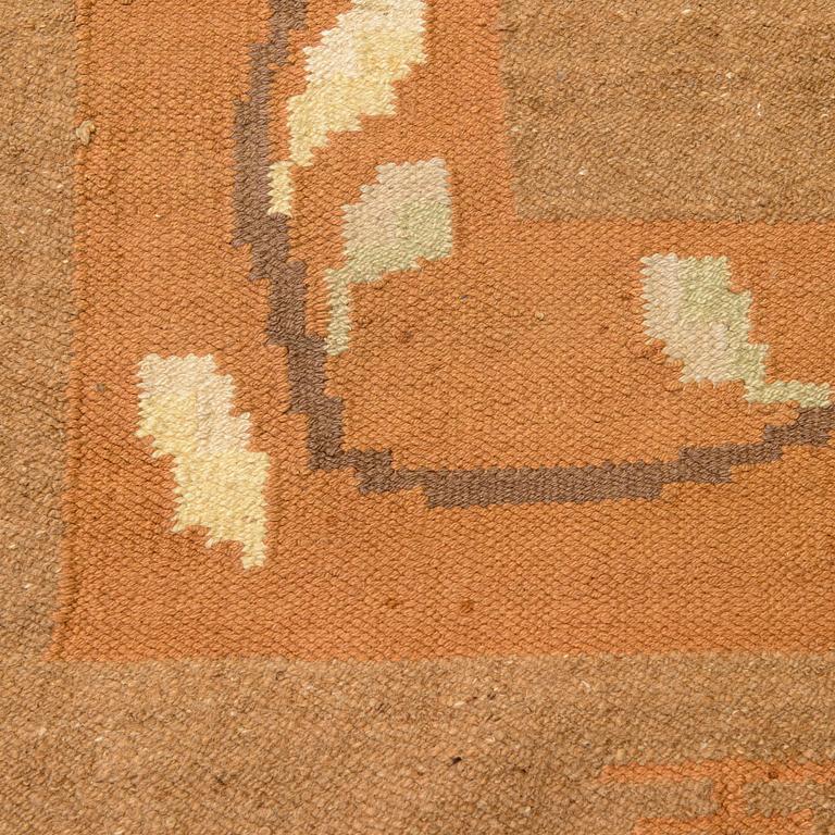 A 1920s Finnish flat weave carpet probably for Kotiteollisuus Oy Orkamo. Circa 340x245 cm.