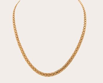 An 18K gold necklace.