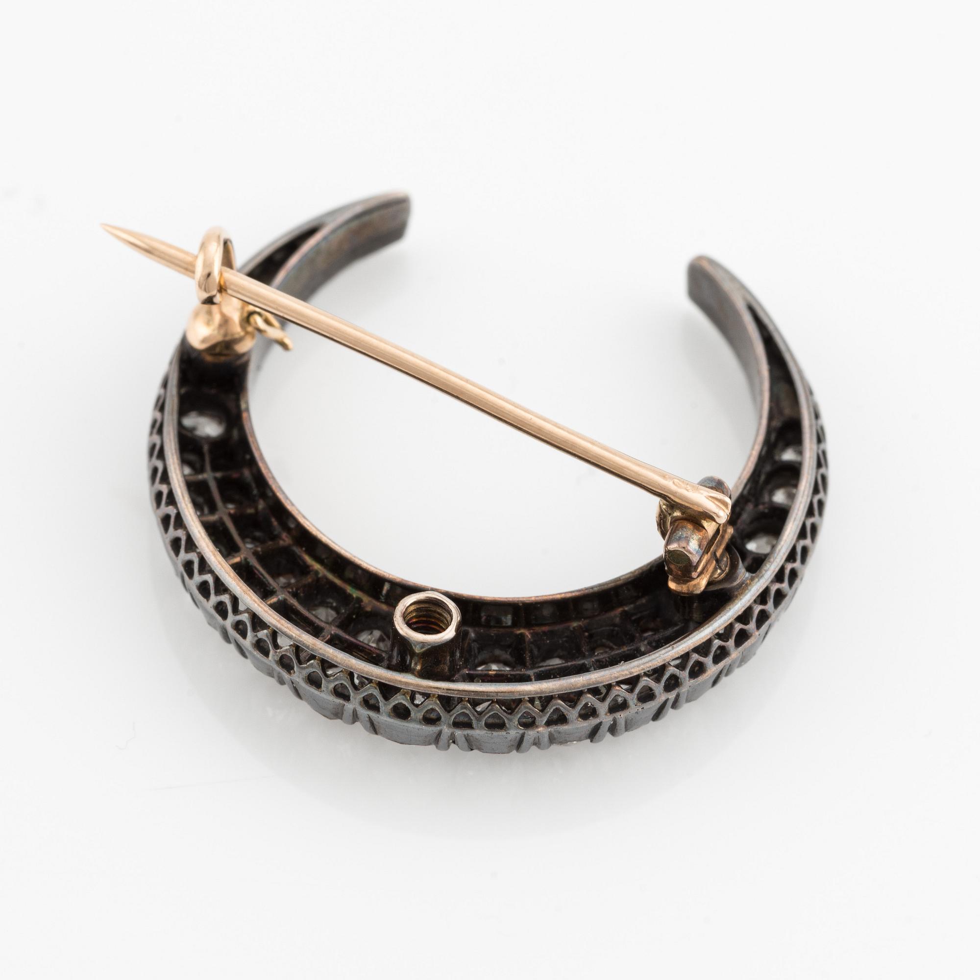 Brosch, i form av månskära med gammalslipade diamanter.
