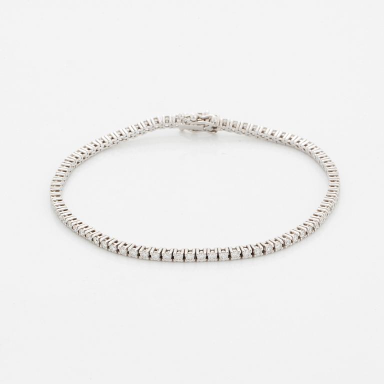 Tennisbracelet with brilliant-cut diamonds.