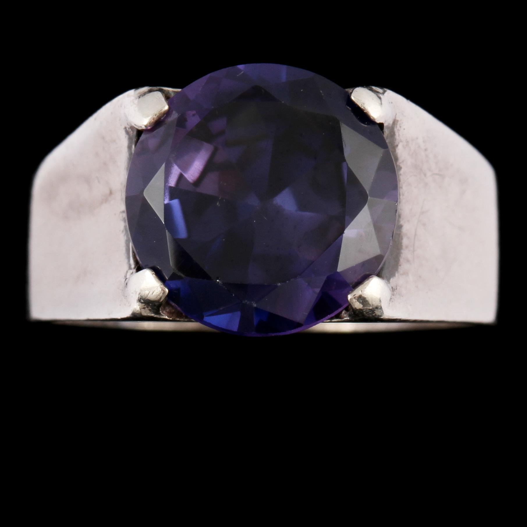 RING, silver med fasettslipad lila pastesten, Bengt Hallberg, Köping, 1963. Vikt 5 g.