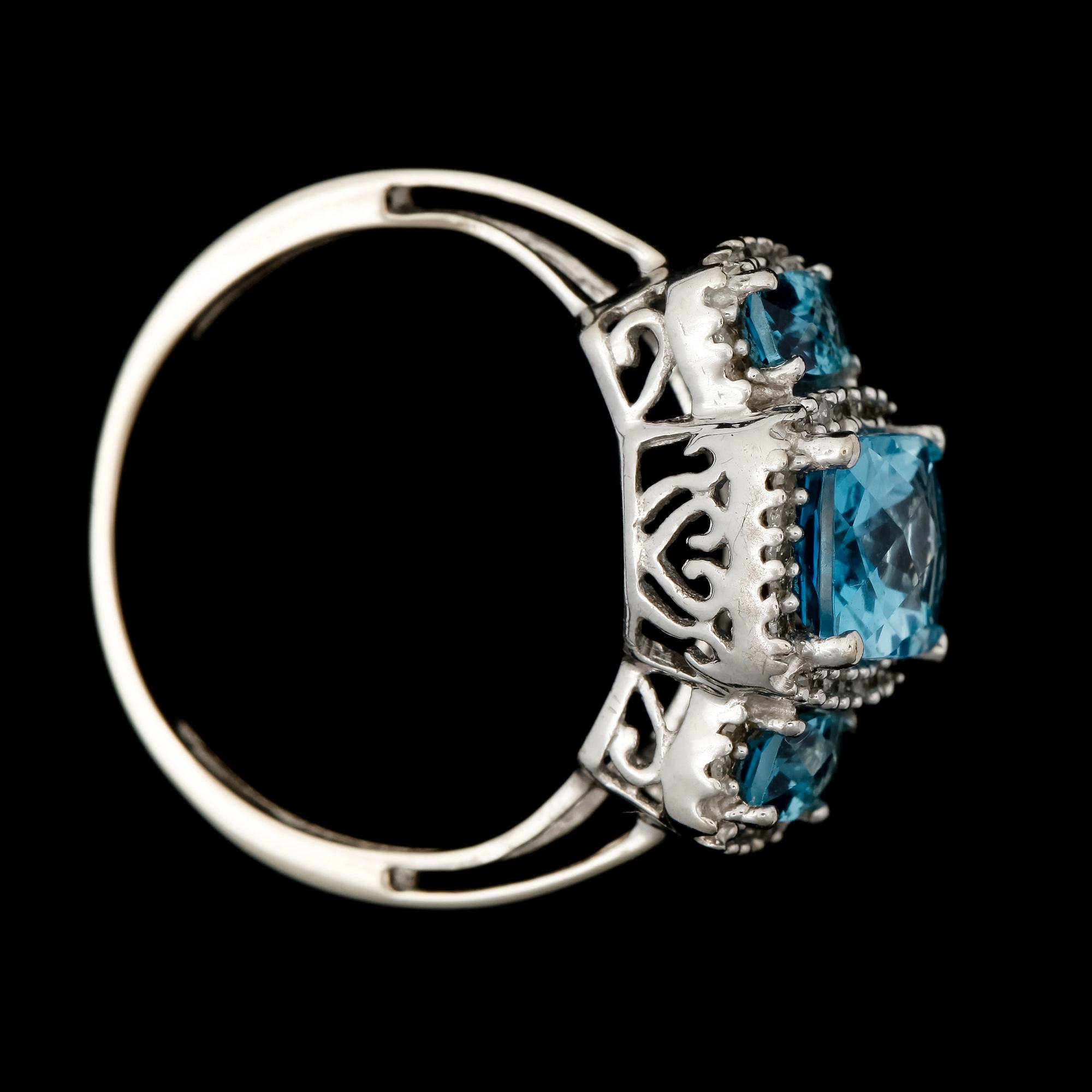 RING, 14k vitguld med 3 topaser och små briljantslipade diamanter. 2000-tal. Vikt 3,1g.