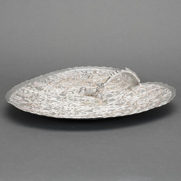 UPPLÄGGNINGSFAT, silver, 1900-talets förra hälft. Vikt ca 617 gram.