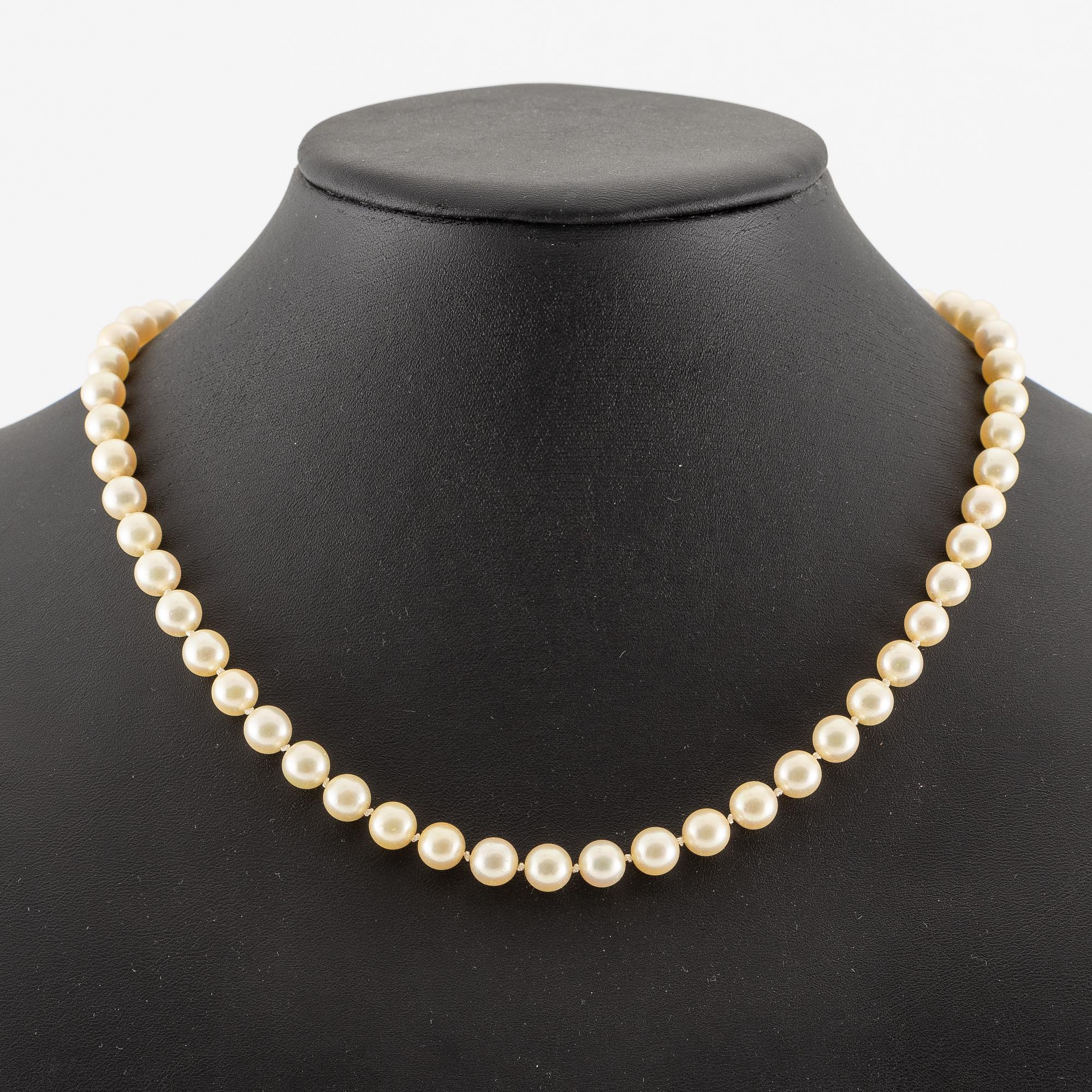 Necklace of cultured pearls with an 18K gold clasp and a cultured pearl.