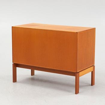 Henning Jensen and Torben Valeur, Desk with pedestal, M40 series, Fritz Hansen, second half of the 20th century.