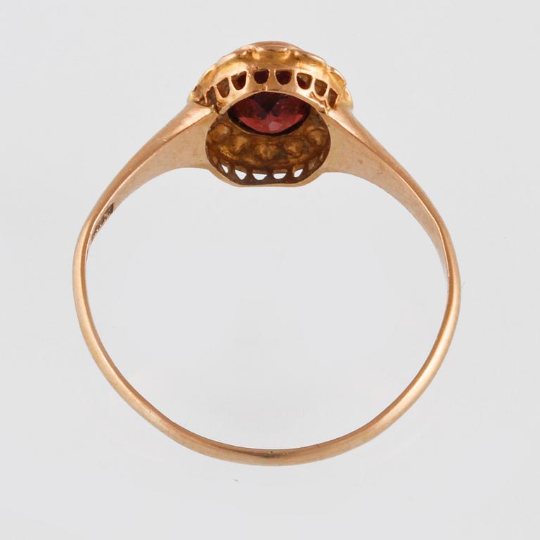 RING, 18K guld med fasettslipad syntetisk röd spinell samt orientaliska pärlor E Harbeck, Göteborg, 1919. Vikt 1,7 gram.