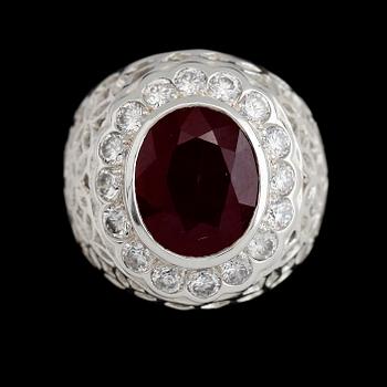 RING, vitguldspläterat sterlingsilver, rubin ca 9.45 ct, vita safirer tot ca 0.95 ct.