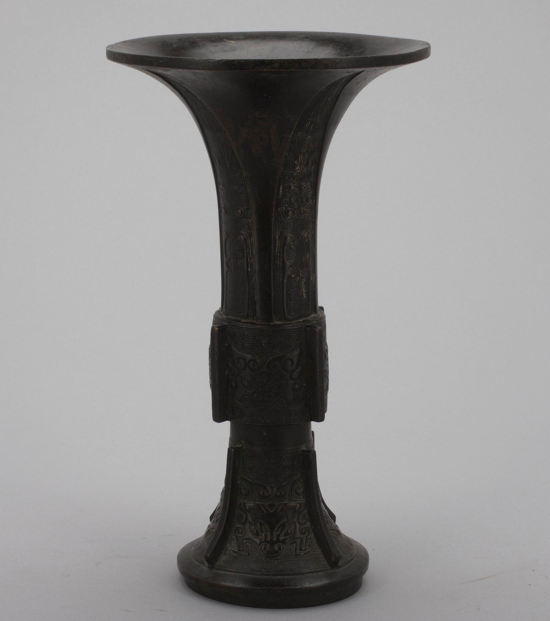 OFFERBÄGARE, patinerad mässing, arakaiserande, Kina 1800-tal.
