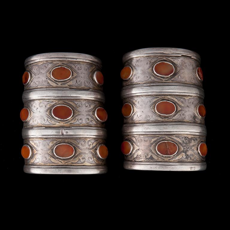 ARMBAND, ett par, silver med karneolstenar, turkmenskt, Centralasien, 1900-talets början.