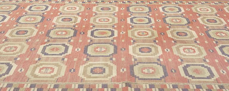 MÄRTA MÅÅS-FJETTERSTRÖM, a carpet, flat weave, 346,5 x 255,5 cm, "Röda åttan", signed AB MMF.