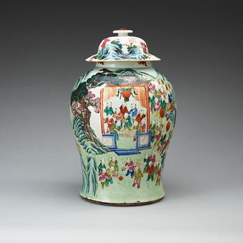 URNA, porslin. Sen Qing dynastin, 1800-tal.