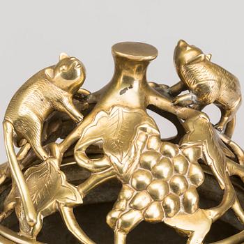 RÖKELSEKAR PÅ STÄLL, brons. Kina, 1900-tal.