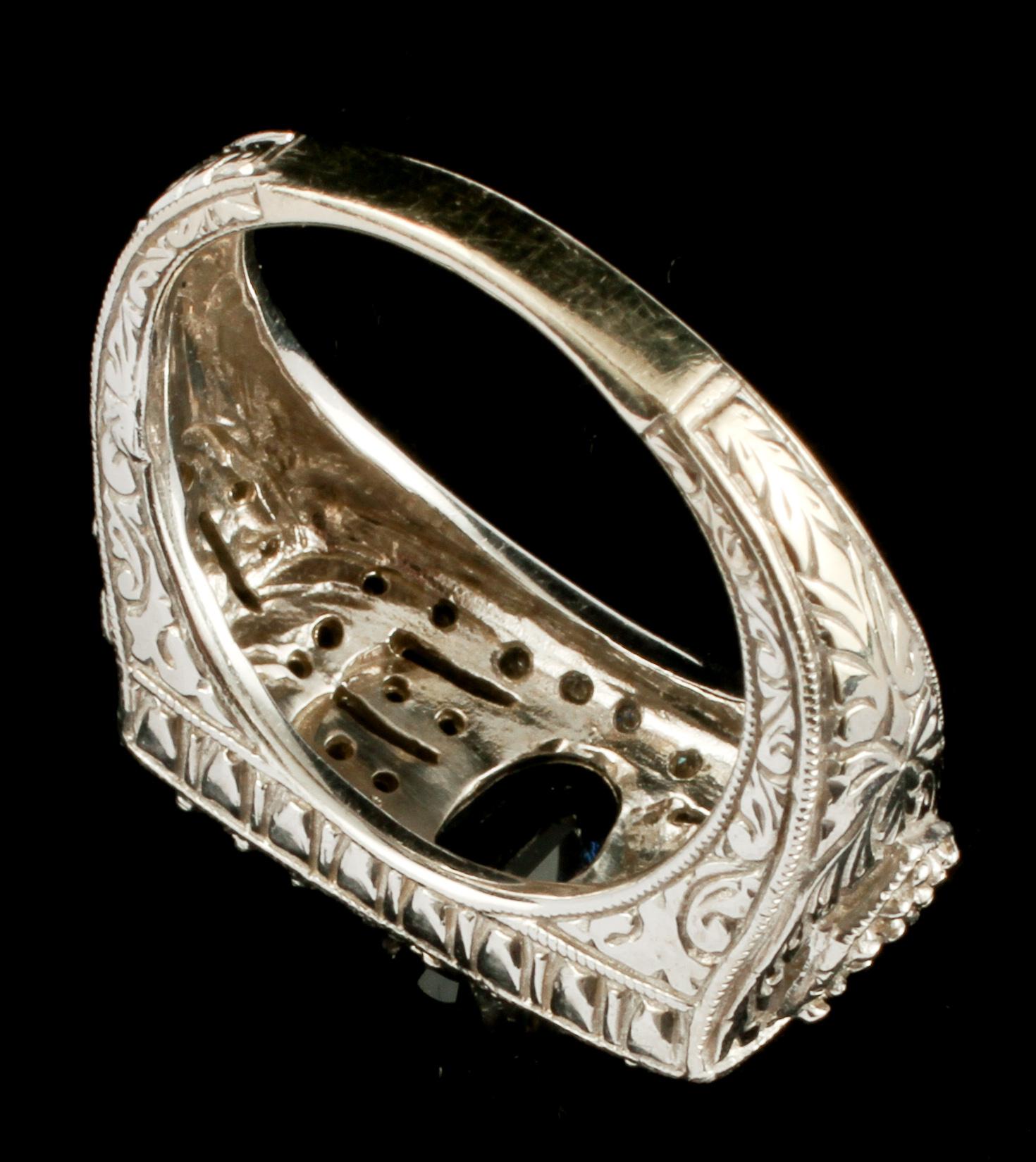 RING, 14k vitguld med små briljantslipade diamanter samt fasettslipad blå safir, utländska stämplar. Vikt 8 g.