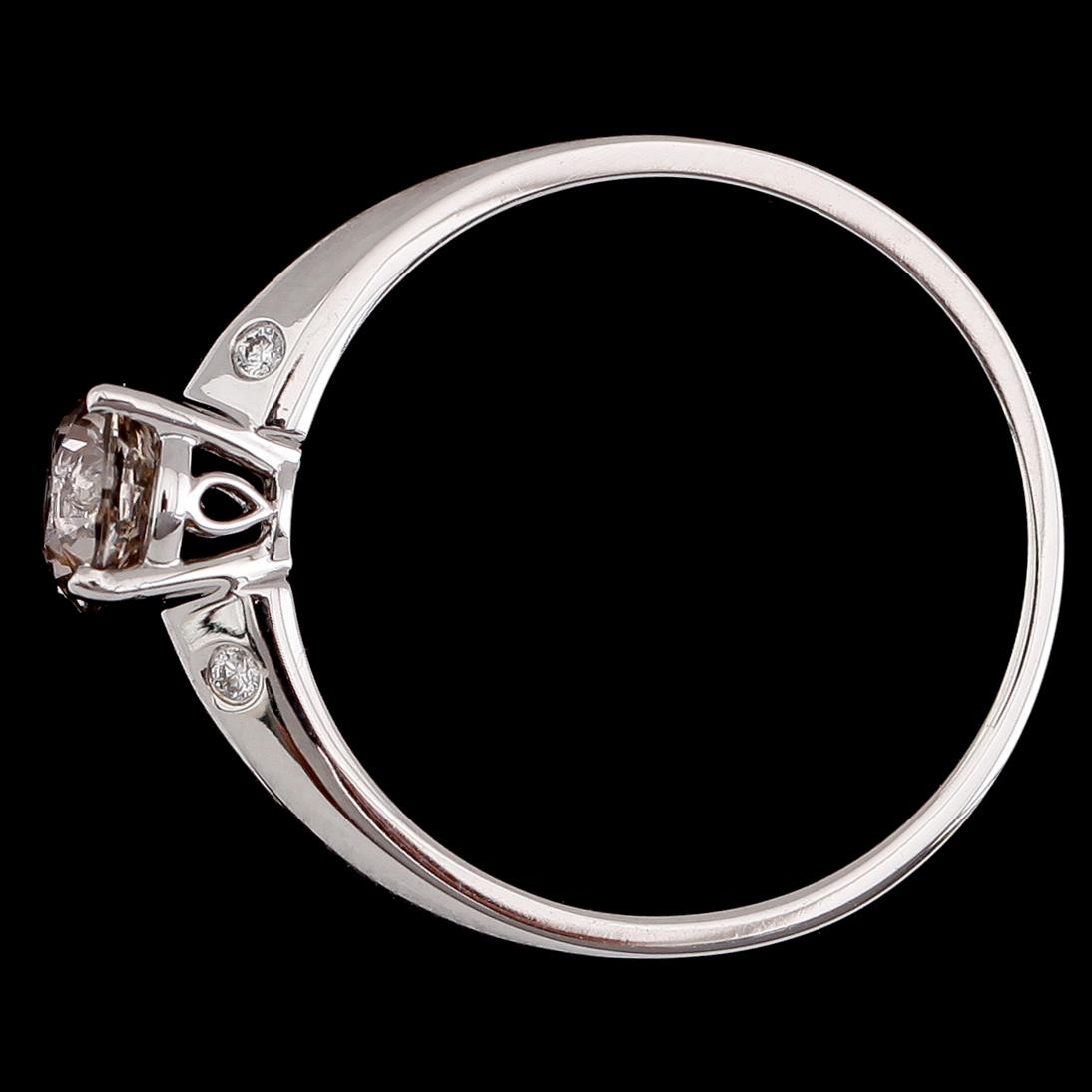RING, 18 k vitguld, solitär briljantslipad diamant ca 0.71 ct, 4 mindre briljantslipade diamanter tot ca 0.03 ct.