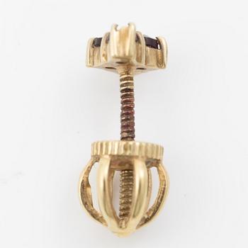 Smyckesset, ett par örhängen, ett litet örhänge samt hängsmycke, 14K guld med granater.