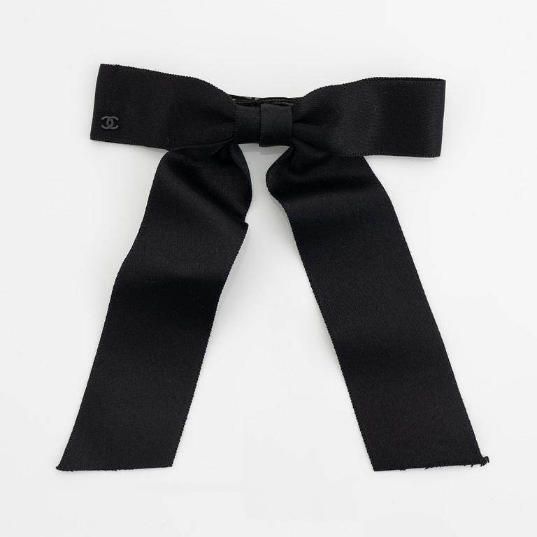 Chanel, a black silk ribbon.