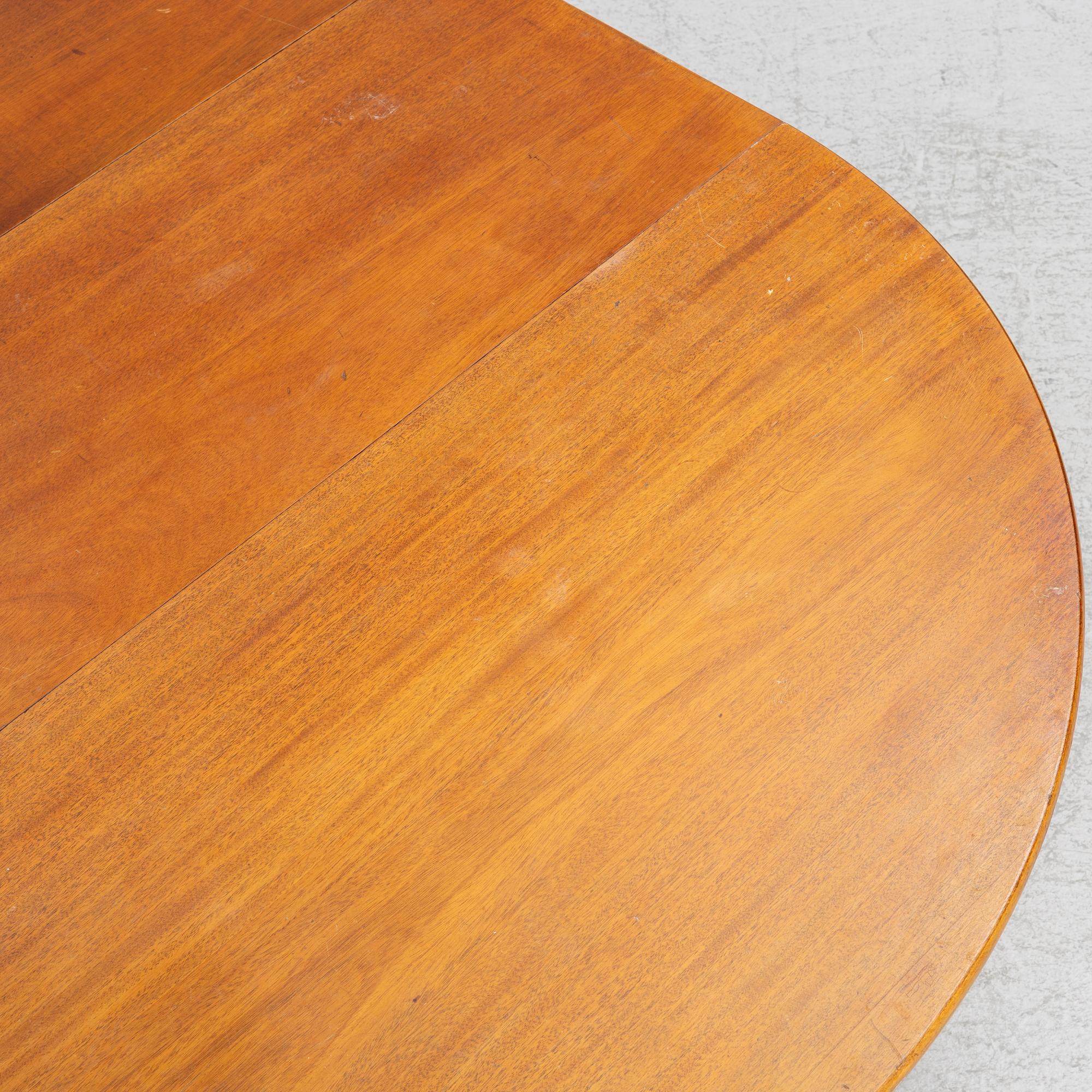 Dining table, Gustavian style, first half of the 20th century.