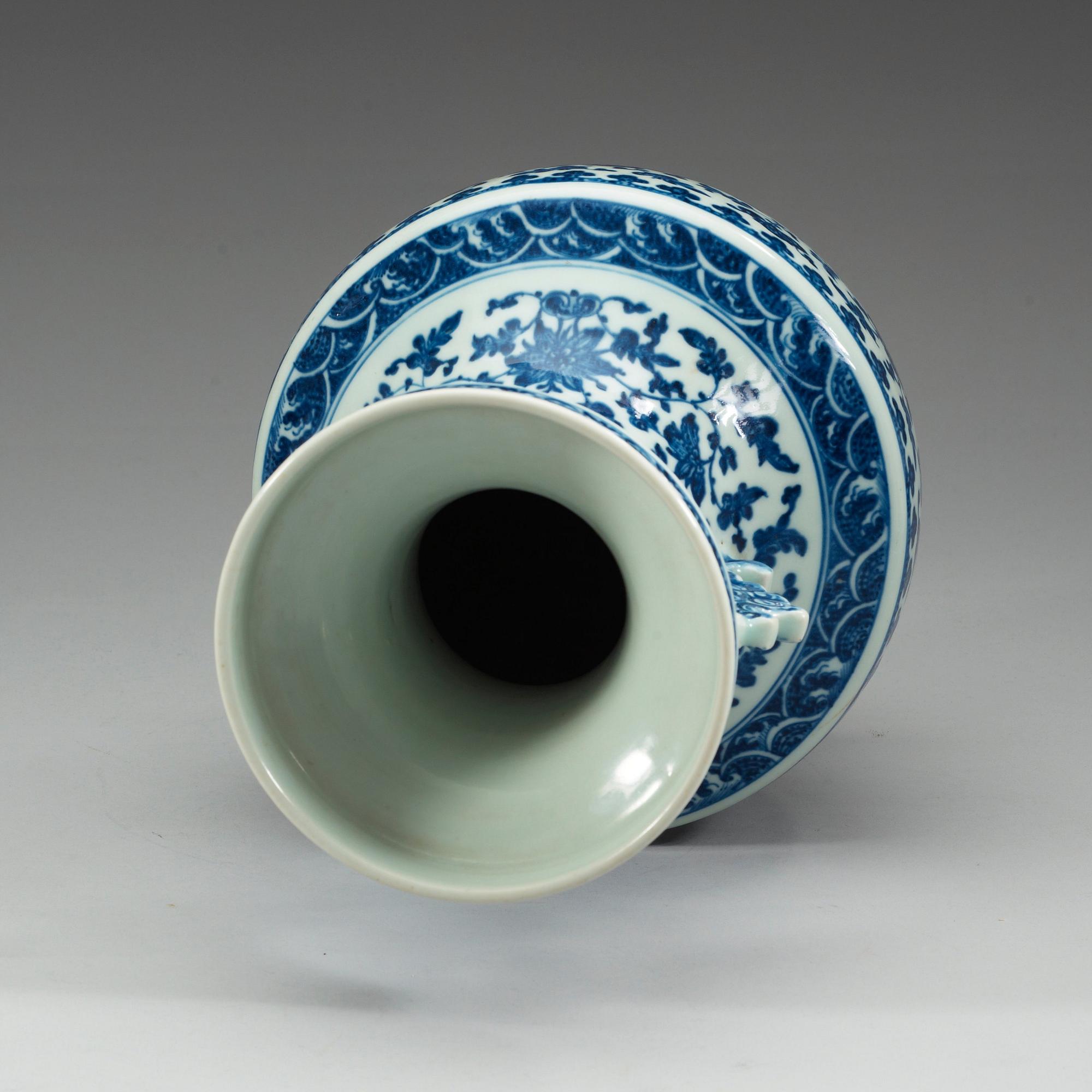 VAS, porslin. Qing dynastin, 1800-tal.