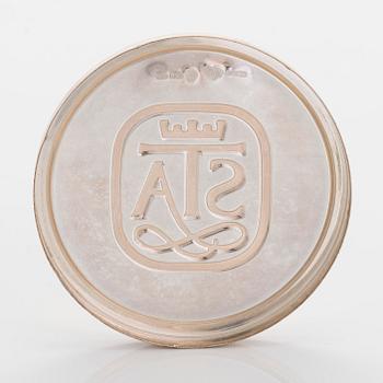 Savukekotelo, hopea, samorodok-tekniikka, Turku 1947 sekä nuuskapurkin kansi, ruotsalaiset leimat 1987.