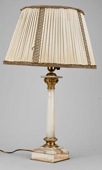 BORDSLAMPA, marmor, omkring sekelskiftet 1800/1900.